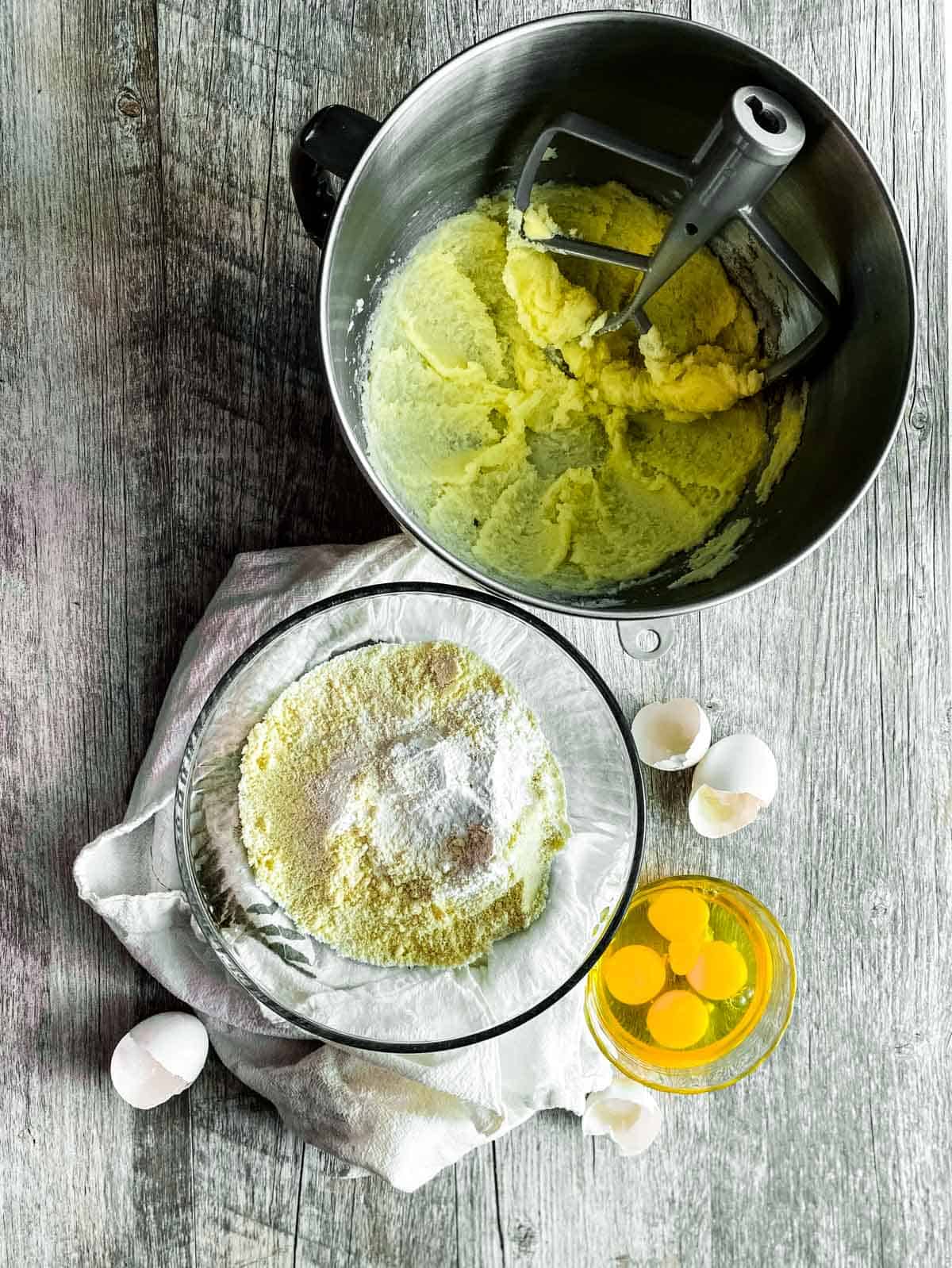 wet and dry ingredients in bowls