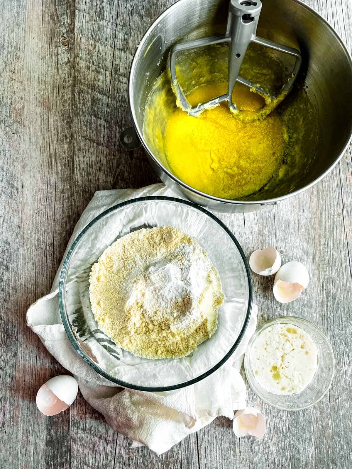 wet and dry ingredients in bowls