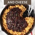Pin graphic for creamy cheddar baked brisket mac and cheese.