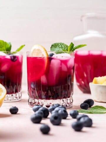 Blueberry vodka lemonade garnished with mint, blueberries, and a lemon slice.